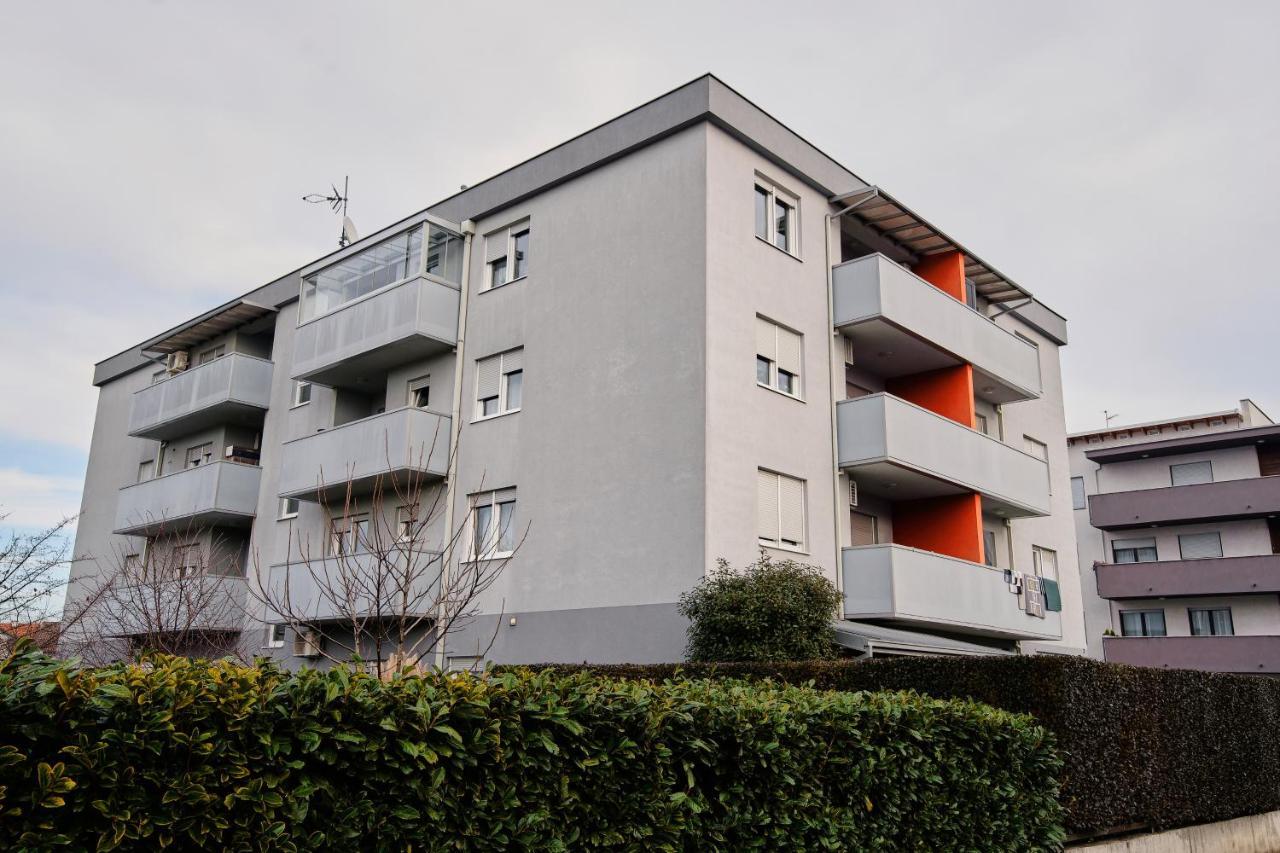 Lovely Apartment Mira Near Airport Zagreb Velika Gorica Exterior foto